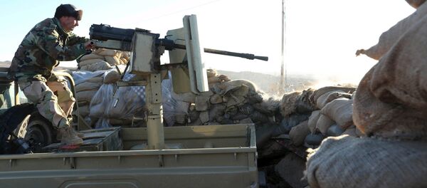 Участник курдского формирования Пешмерга во время сражения с боевиками ИГИЛ в городе Синджар, Ирак - 俄羅斯衛星通訊社