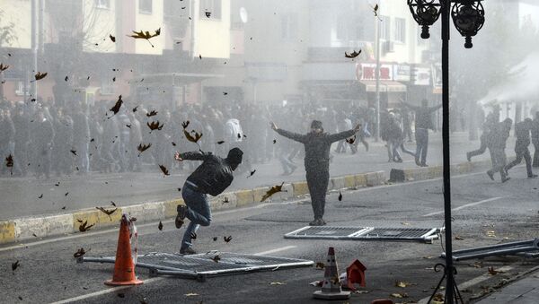 Столкновения между курдами и турецкой полицией в центре турецкого города Диярбакыр - 俄罗斯卫星通讯社