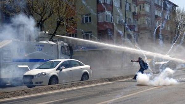 土耳其警方催泪瓦斯驱散伊斯坦布尔示威者 - 俄罗斯卫星通讯社