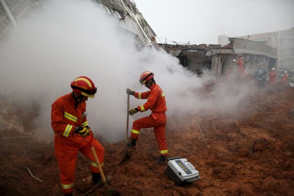 深圳山體滑坡現場的救援人員 - 俄羅斯衛星通訊社