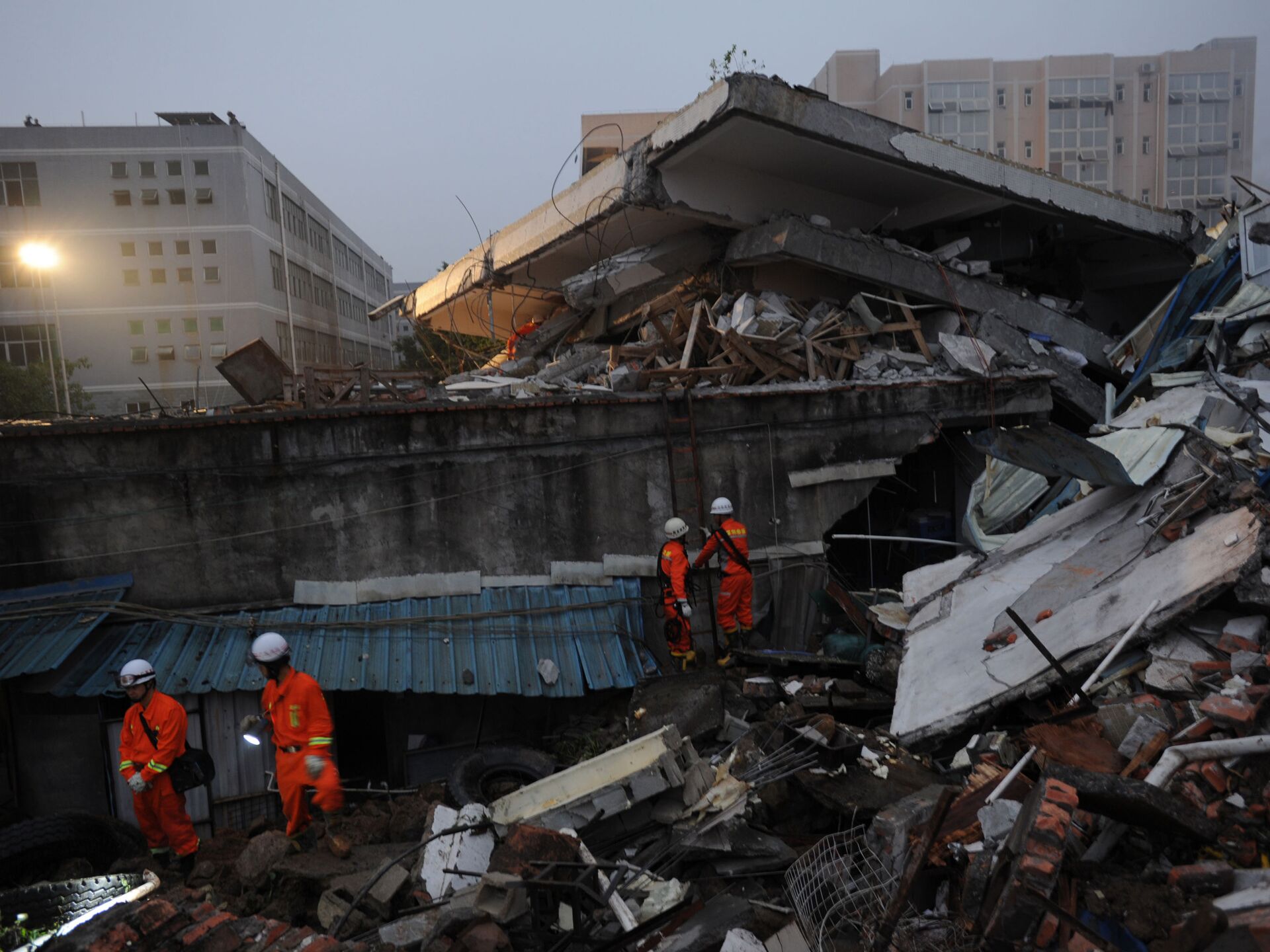 台湾地震：台南倒塌维冠大楼2人命危(图)-搜狐新闻