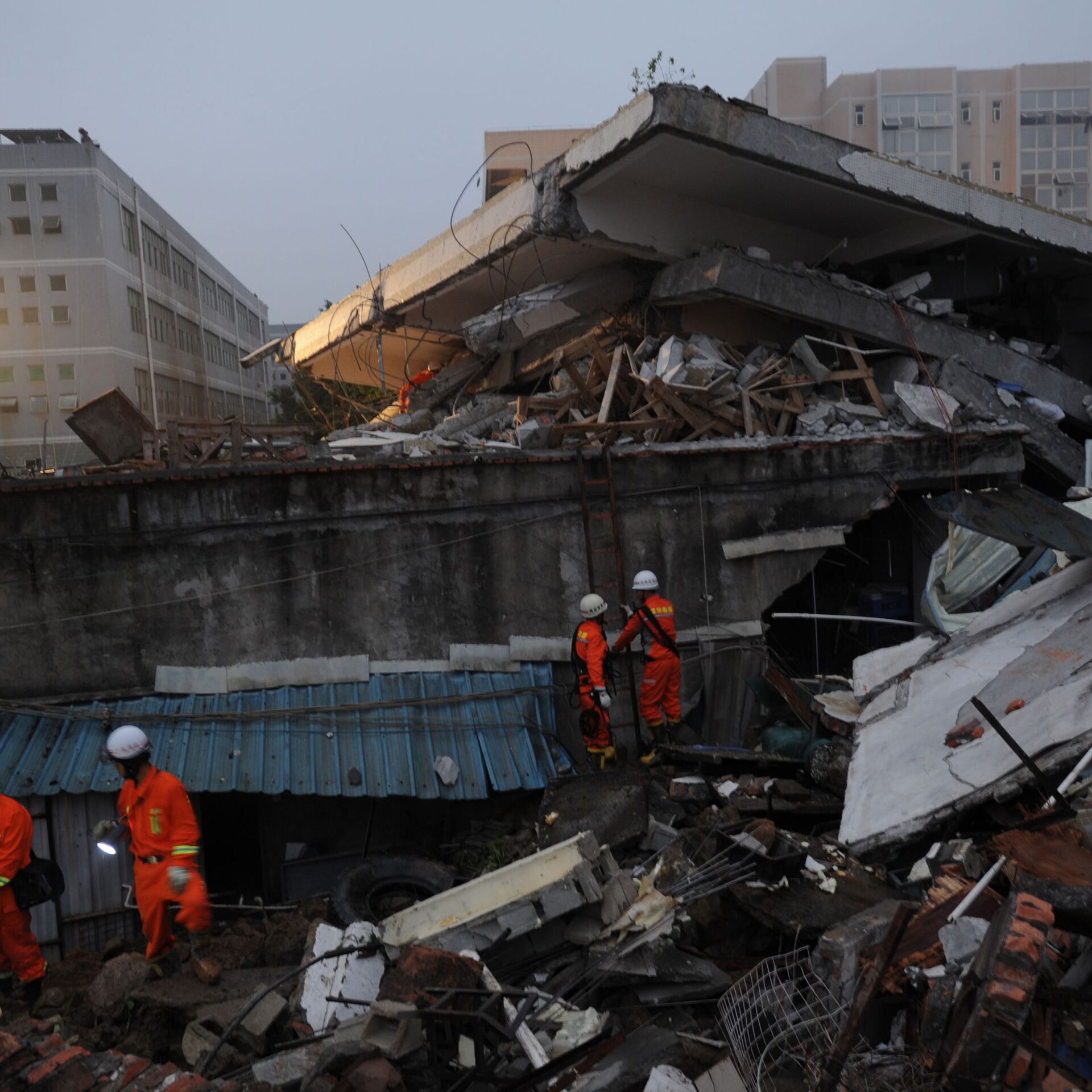 突发哈尔滨一办公楼顶层坍塌，已致2死7伤，仍有2人被困 - 土木在线