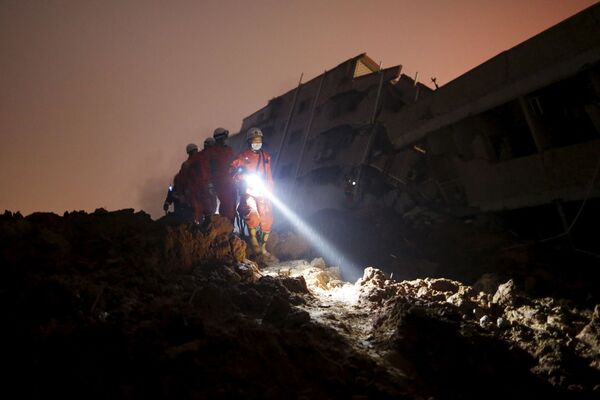 深圳山體滑坡現場的救援人員 - 俄羅斯衛星通訊社