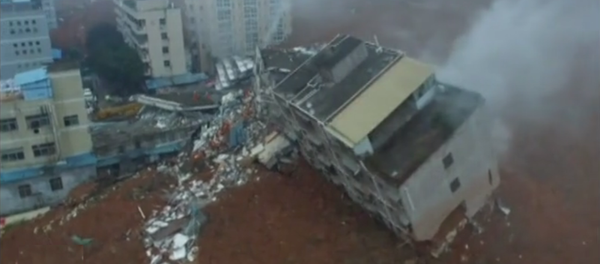 深圳山体滑坡事故现场：搜救人员全面搜救数十台挖掘机进行工作 - 俄罗斯卫星通讯社