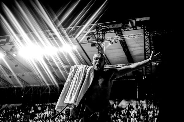 塞尔维亚水球队员杜尚•曼迪奇在2015年喀山游泳世锦赛水球决赛中庆祝胜利。 - 俄罗斯卫星通讯社