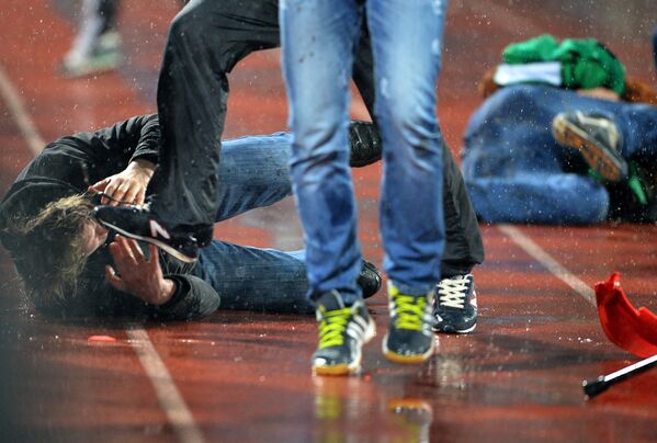 俄罗斯超级联赛“英阿森纳”对阵“莫斯科鱼雷”比赛中球迷互殴 - 俄罗斯卫星通讯社