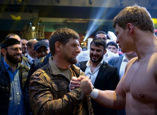 俄罗斯车臣共和国总统拉姆赞•卡德罗夫祝贺俄罗斯拳击手亚历山大•波韦特金战胜古巴选手迈克•佩雷斯。 - 俄罗斯卫星通讯社