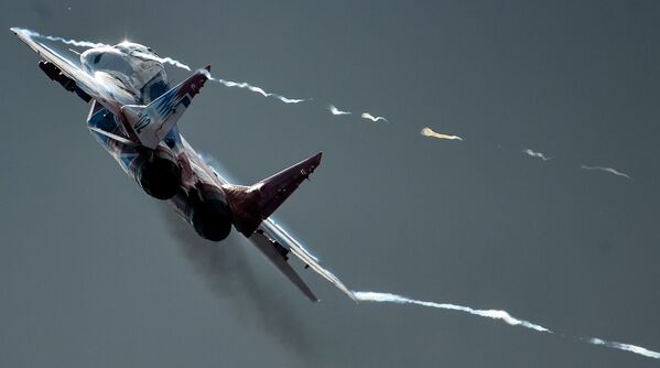 “雨燕”飞行表演队在2015年莫斯科国际航空航天展览会（茹科夫斯基）上进行表演。 - 俄罗斯卫星通讯社