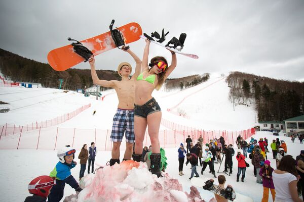 南萨哈林斯克举行大型泳装滑雪比赛。 - 俄罗斯卫星通讯社