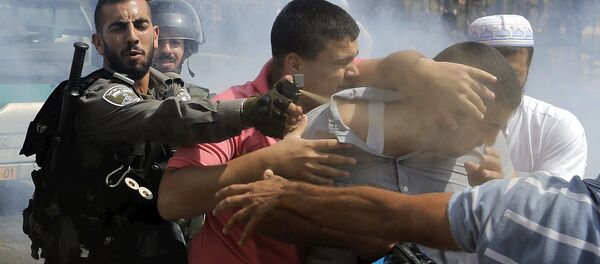Пограничные военные Израиля во время задержания протестующего в арабском квартале Иерусалима - 俄罗斯卫星通讯社