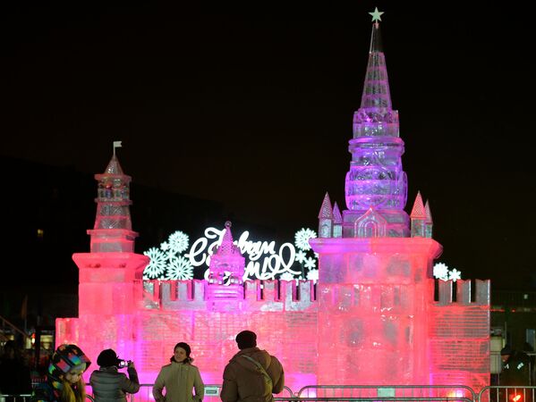 莫斯科俯首山胜利公园“冰雪莫斯科•阖家团圆” 艺术节上的冰雕 - 俄罗斯卫星通讯社