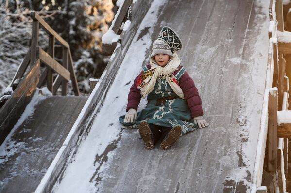 博物馆冬季节庆活动期间，女孩从坡上滑下。 - 俄罗斯卫星通讯社