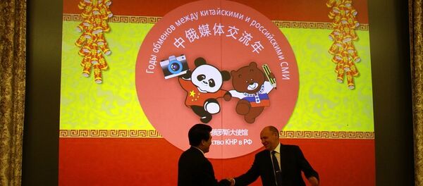 俄联邦总统办公厅副主任阿列克谢•戈罗莫夫和中国驻俄大使李辉 - 俄罗斯卫星通讯社