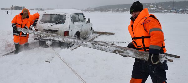俄遠東一港灣內冰層斷裂 將55人28輛汽車帶離海岸 - 俄羅斯衛星通訊社