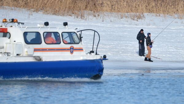 救援人員將哈巴羅夫斯克附近40名被浮冰帶到海上的漁民送到岸上 - 俄羅斯衛星通訊社