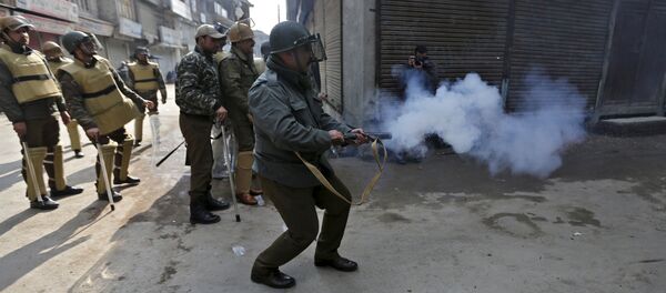 媒體：印度安全部隊驅散印控克什米爾示威人群 致250人受傷 - 俄羅斯衛星通訊社