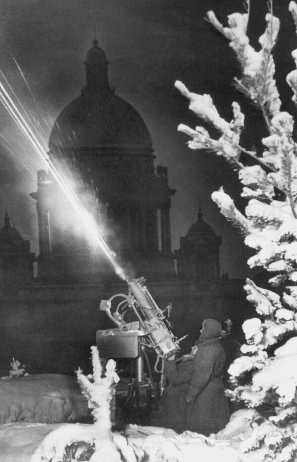 列寧格勒圍困時期伊薩基大教堂旁的高射炮手 - 俄羅斯衛星通訊社
