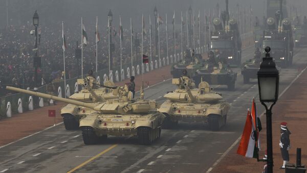 Танки Т-90 едут по проспекту Раджпатх во время парада в честь Дня республики в Нью-Дели, Индия - 俄羅斯衛星通訊社