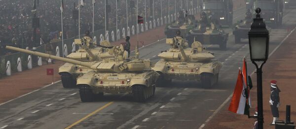 Танки Т-90 едут по проспекту Раджпатх во время парада в честь Дня республики в Нью-Дели, Индия - 俄罗斯卫星通讯社