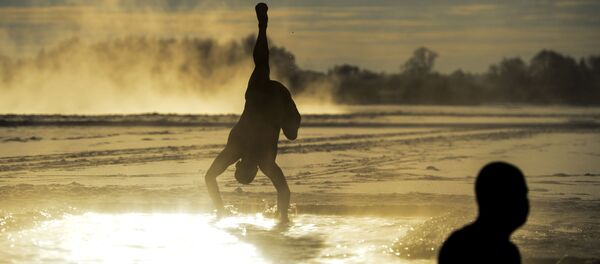 Мужчины из Новгородского клуба любителей зимнего плавания купаются в реке Волхов - 俄羅斯衛星通訊社