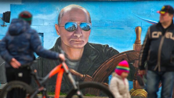 Прохожие у портрета президента России Владимира Путина на стене здания в Ялте - 俄罗斯卫星通讯社