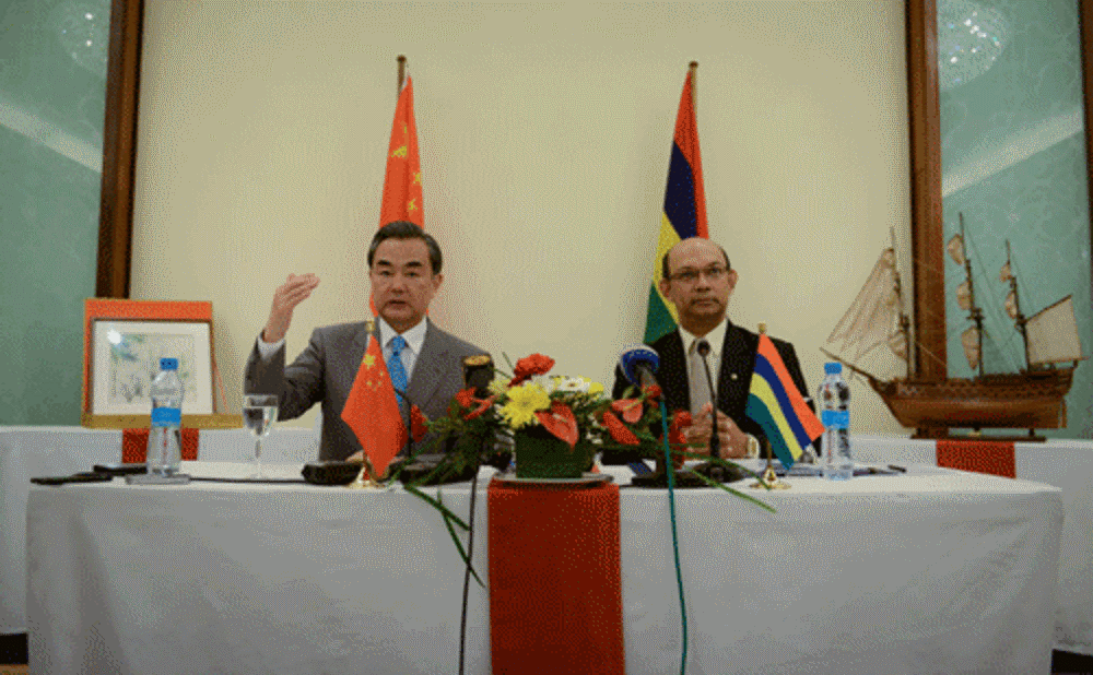 當地時間2月1日，外交部長王毅同毛里求斯外交部長西納坦布舉行會談 - 俄羅斯衛星通訊社