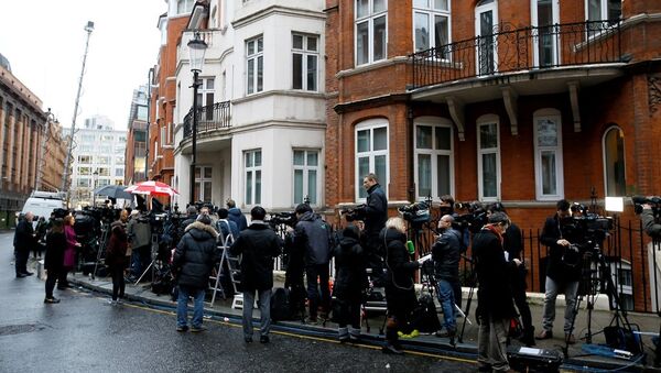 阿桑奇案新闻公布后人们在厄瓜多尔驻伦敦大使馆前聚集 - 俄罗斯卫星通讯社