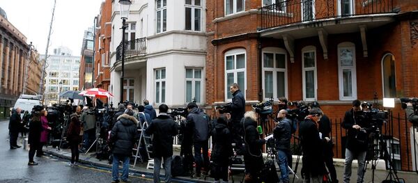 阿桑奇案新闻公布后人们在厄瓜多尔驻伦敦大使馆前聚集 阿桑奇案新闻公布后人们在厄瓜多尔驻伦敦大使馆前聚集 - 俄罗斯卫星通讯社