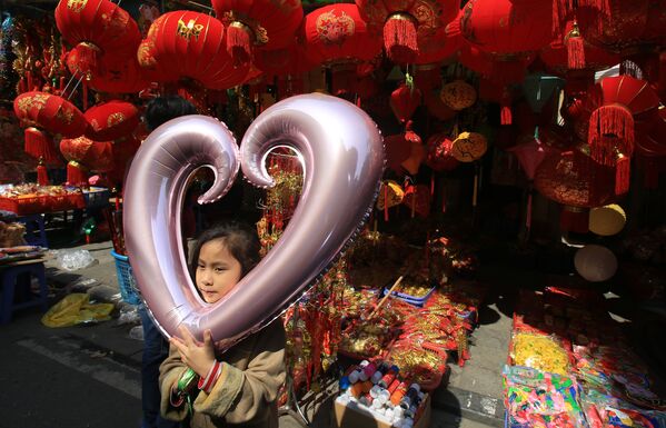 越南河內一名女孩在新年慶祝開始前乘坐心型氣球 - 俄羅斯衛星通訊社