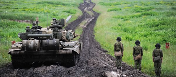 北奧塞梯地區的T-90坦克和全車人員。 北奧塞梯地區的T-90坦克和全車人員。 - 俄羅斯衛星通訊社