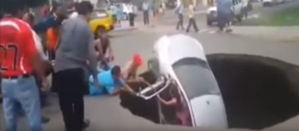 秘魯汽車陷入地下 路人救援一家三口 - 俄羅斯衛星通訊社