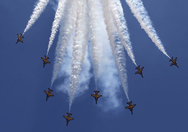韩国空军“黑鹰”特技飞行表演队在新加坡航展开幕式上进行飞行表演。 - 俄罗斯卫星通讯社