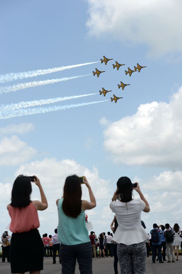 韩国空军“黑鹰”特技飞行表演队在新加坡航展开幕式上进行飞行表演。 - 俄罗斯卫星通讯社