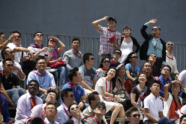 人们观看韩国“黑鹰”飞行表演队的表演。 - 俄罗斯卫星通讯社