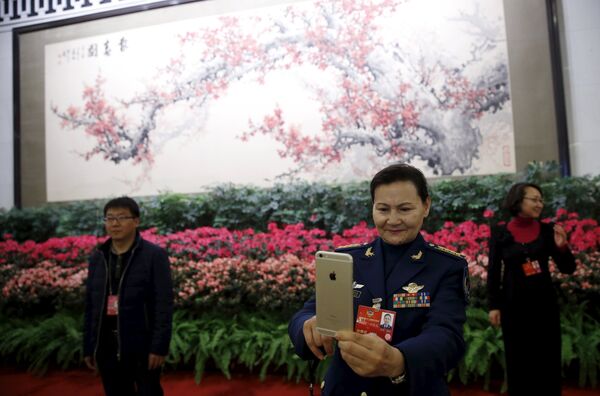 北京，中国全国政协会议开幕前，一位来自军队的女性代表在进行自拍 - 俄罗斯卫星通讯社