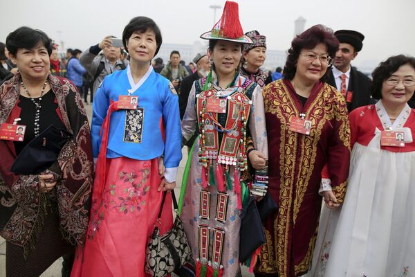 北京，中国全国政协会议开幕前身着民族服装的代表们 - 俄罗斯卫星通讯社