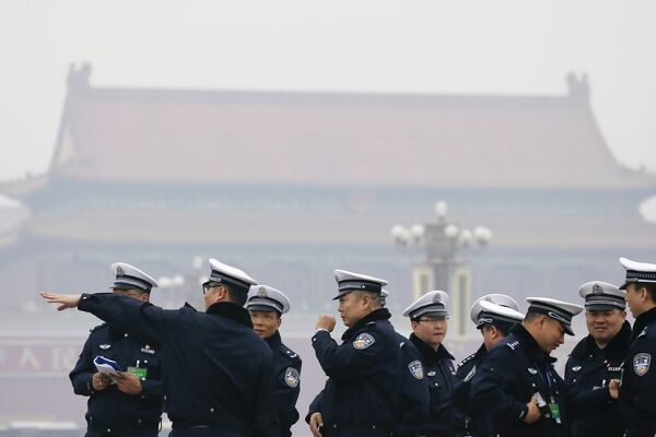北京，中国全国政协会议开幕前天安门广场上的警方人员 - 俄罗斯卫星通讯社