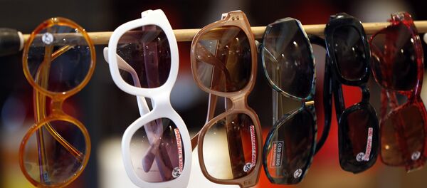 泰国警方在两名中国人处没收大批伪造太阳镜 - 俄罗斯卫星通讯社