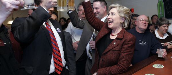 Кандидат в президенты от демократов Хиллари Клинтон во время предвыборной кампании и остановки в ресторане Бронко горда Краун Пойнт, США - 俄羅斯衛星通訊社