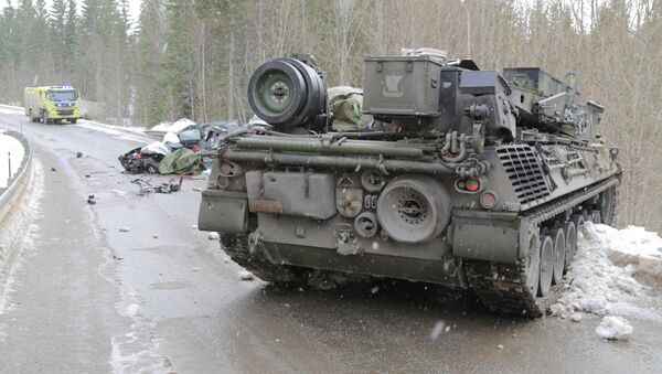北约挪威军演期间 坦克碾毙小汽车司机 - 俄罗斯卫星通讯社