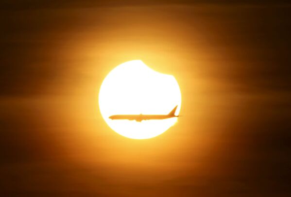 印度尼西亚和太平洋地区国家的上万民众周三晚上观看到了日全食。日食的最佳观测地点位于印尼西部。 - 俄罗斯卫星通讯社