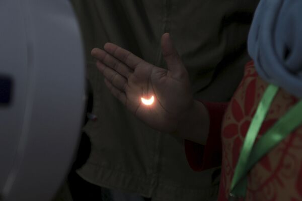 印度尼西亚和太平洋地区国家的上万民众周三晚上观看到了日全食。日食的最佳观测地点位于印尼西部。 - 俄罗斯卫星通讯社
