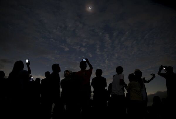 印度尼西亞和太平洋地區國家的上萬民眾週三晚上觀看到了日全食。日食的最佳觀測地點位於印尼西部。 - 俄羅斯衛星通訊社
