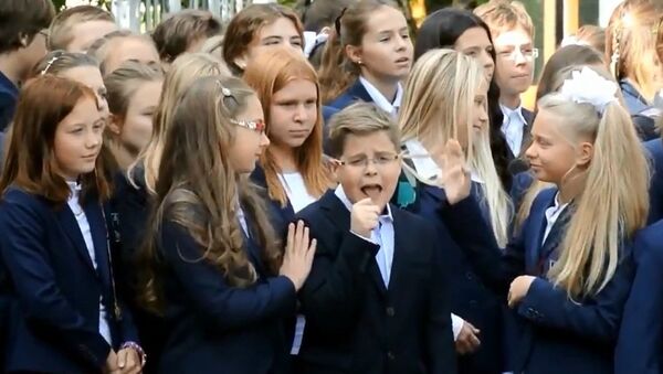 俄羅斯男孩因開學高興得忘乎所以 - 俄羅斯衛星通訊社