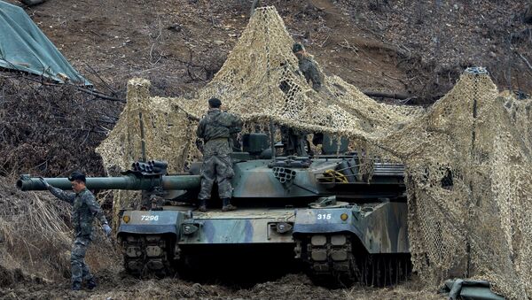 Солдаты южнокорейской армии у танка во время подготовки к военным учениям - 俄羅斯衛星通訊社
