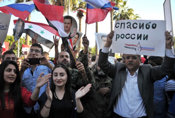 俄罗斯应叙利亚总统巴沙尔·阿萨德的请求自9月30日起开始对“伊斯兰国”（IS，在俄被禁组织）设施进行定点空袭。 - 俄罗斯卫星通讯社
