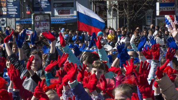 克里米亚数千人游行庆祝加入俄罗斯两周年 - 俄罗斯卫星通讯社