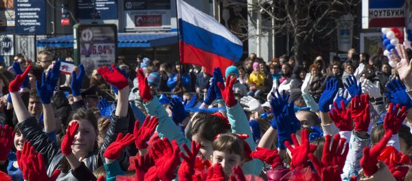 克里米亚数千人游行庆祝加入俄罗斯两周年 - 俄罗斯卫星通讯社