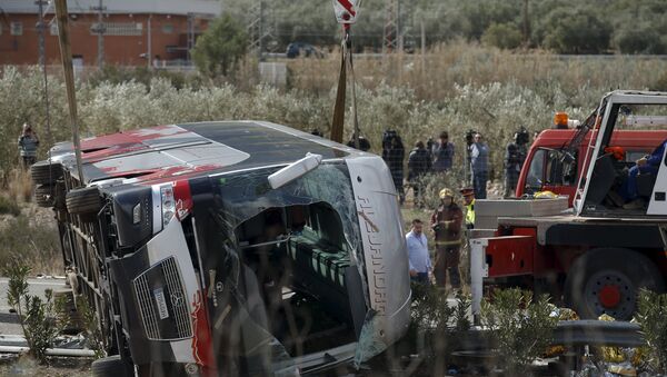 西班牙公共汽车发生事故，车上有16个国家的学生 - 俄罗斯卫星通讯社