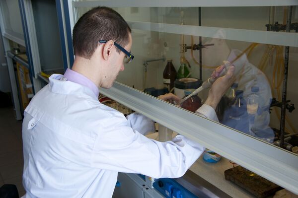 遠東聯邦大學的年輕科學家在進行製造新一代抗癌藥物的研究 遠東聯邦大學的年輕科學家在進行製造新一代抗癌藥物的研究 - 俄羅斯衛星通訊社